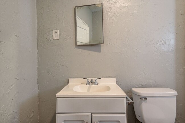 Building Photo - Large 2 bed / 1 bath house! 3 Minutes from I-235, and 10 Minutes from Bricktown!