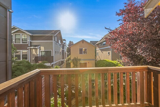 Building Photo - 3Bd/2.5Ba Seattle Townhouse