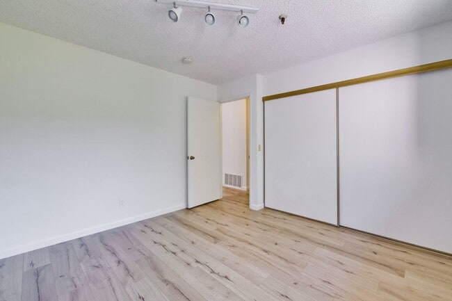 Building Photo - Beautifully Remodeled 3BR 2.5BA Townhouse in Great Community in Mountain View