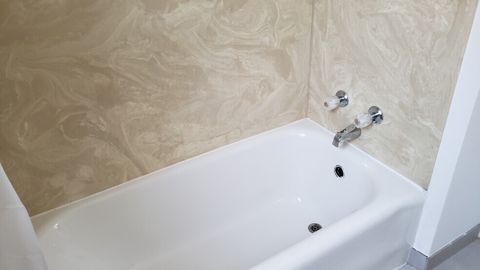 Remodeled Bathroom, Large Tub. - 7918 Karlov Ave