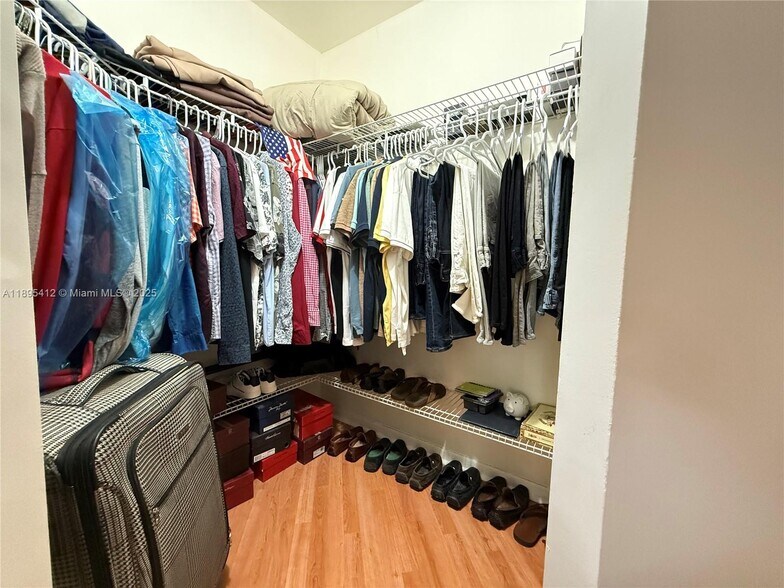 Building Photo - 9725 Fontainebleau Blvd