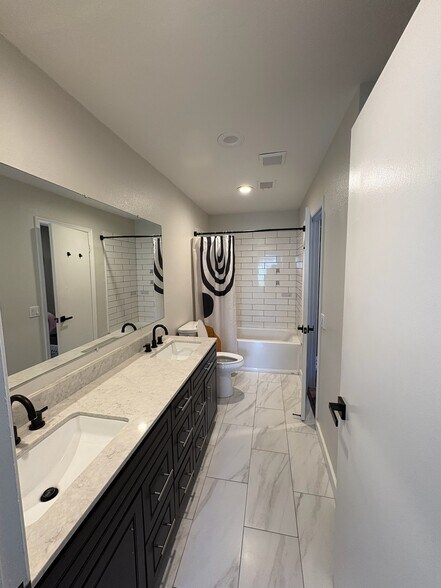 Master bath - 3315 E Kelton Ln