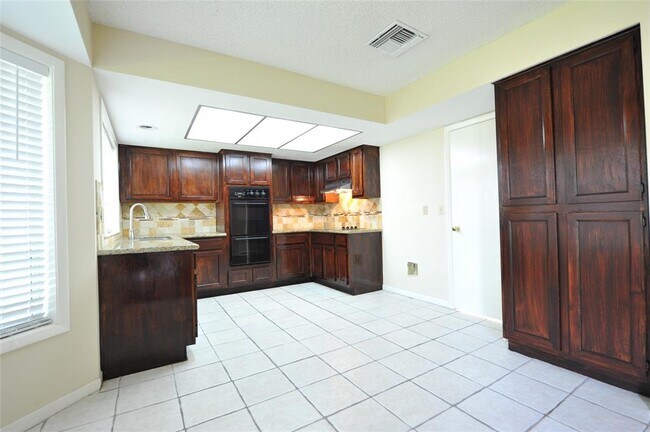 Building Photo - 2115 Braesmeadow Ln