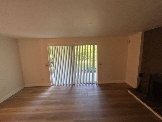 Building Photo - 3 Bed, 1.75 bath Condo w/2 parking spots i...