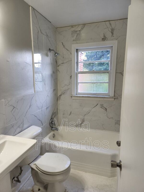 Building Photo - 1402 Fayette Dr