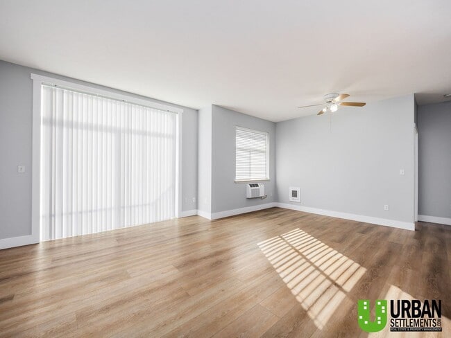 Building Photo - Bright 2 Bedroom Condo in Beautiful Libert...
