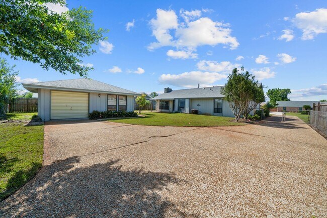 Building Photo - For Rent – Huntingdon Estates 3BR/2BA Home...