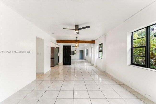 Building Photo - 560 NE 158th St