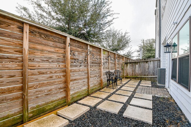 Building Photo - 4604 Chartres St