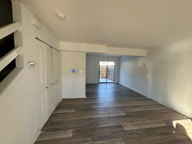 Building Photo - Country Place Townhomes - Off Lakeside Drive