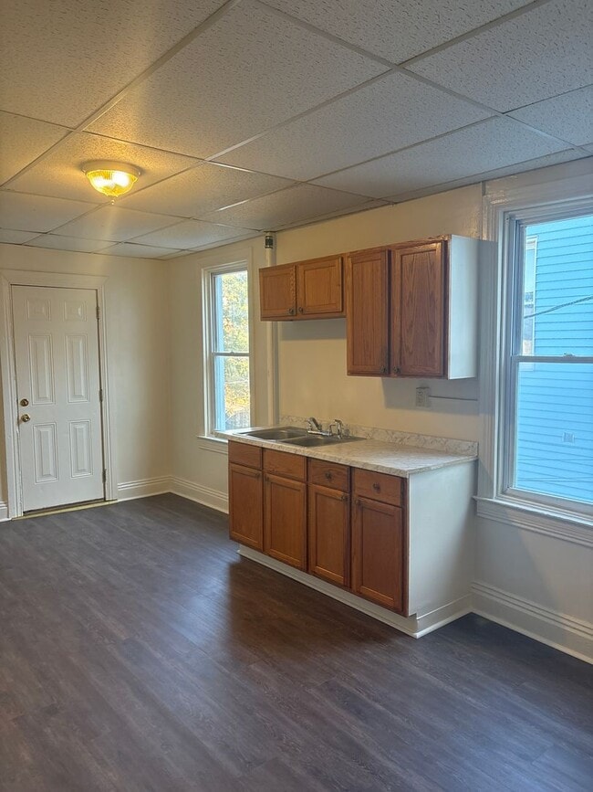 Building Photo - 3 Bedroom 1 Bath 2nd/3rd Floor Apartment-York City SD