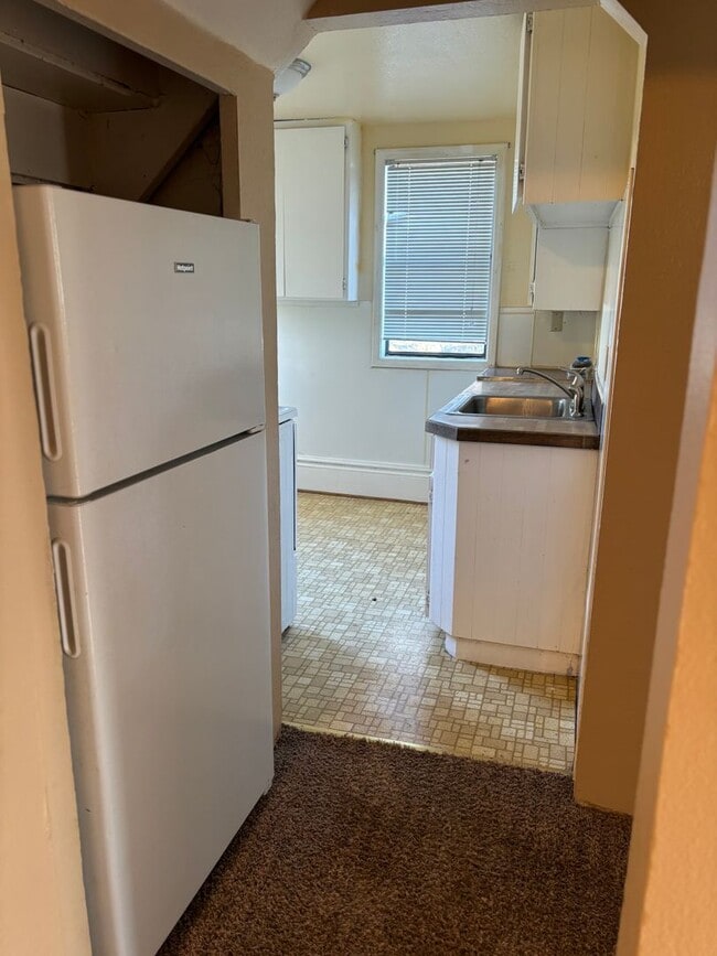 Building Photo - 2 bedroom in 3-plex