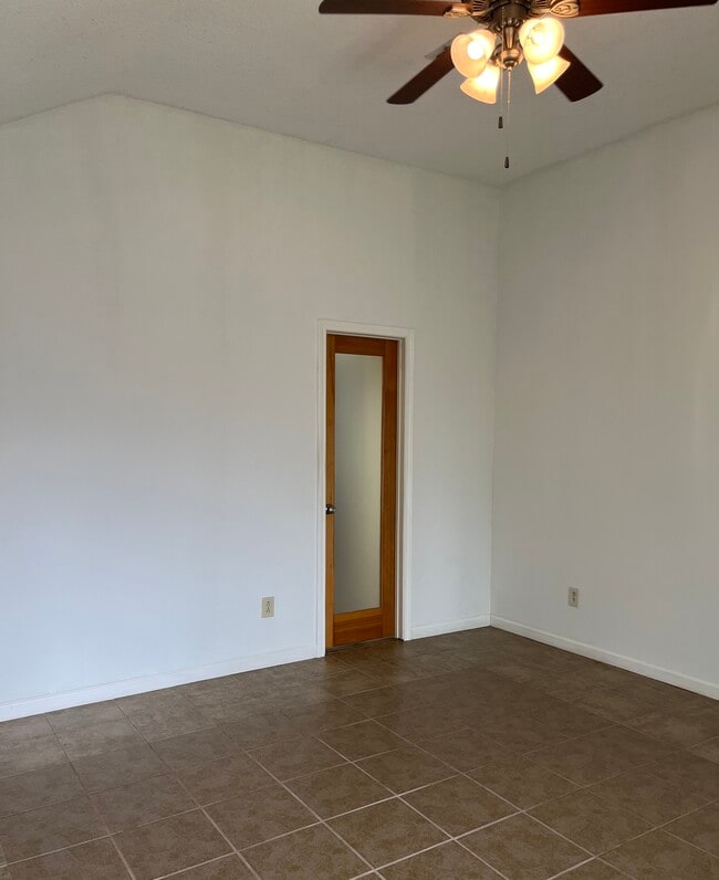 Building Photo - 106 Hollywood Dr