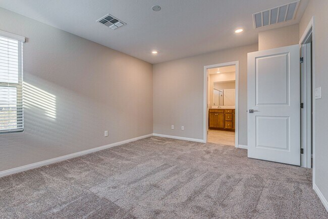 Building Photo - Single family home in ideal Summerlin location with open great room style kitchen and living area.