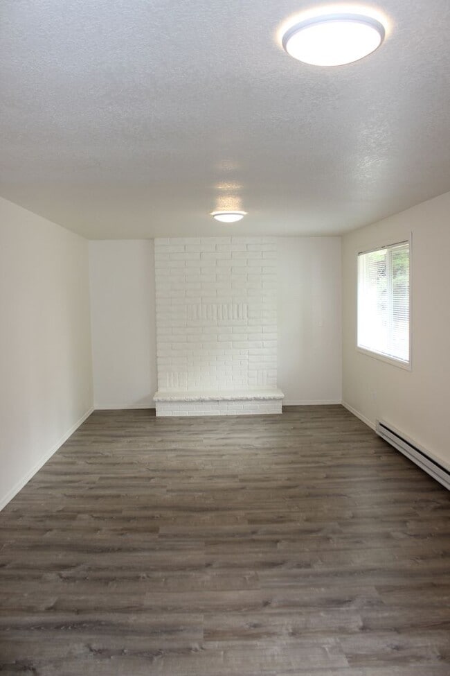 Building Photo - 232 NE Palomar Ct