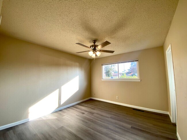 Building Photo - $1,895 Peach & Mckinley, 3 Bedroom - E. Ho...