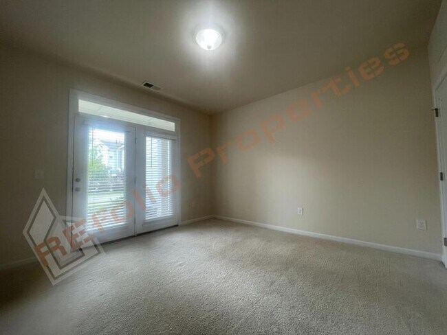 Building Photo - Luxury 3 Story 4 BD/3.5 Bath Townhome @ Sm...