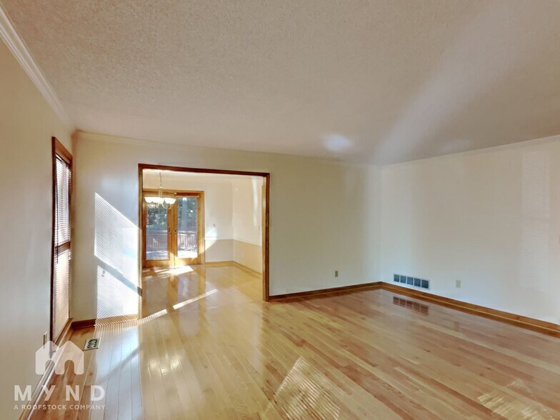 Building Photo - 3747 Running Fox Dr