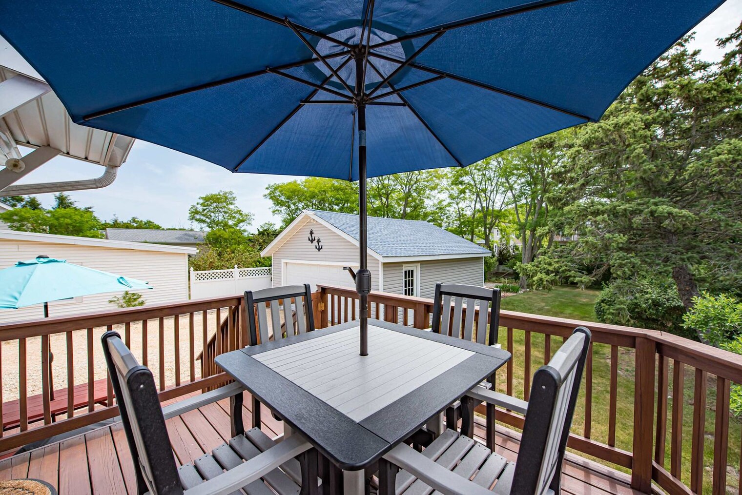 Building Photo - 415 Sound Ave