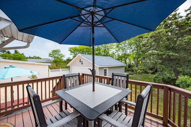 Building Photo - 415 Sound Ave