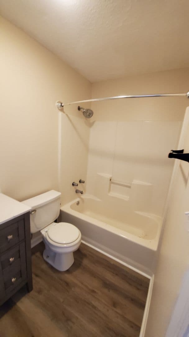 Building Photo - Newly Renovated 3 bedroom, 2 bath unit wit...