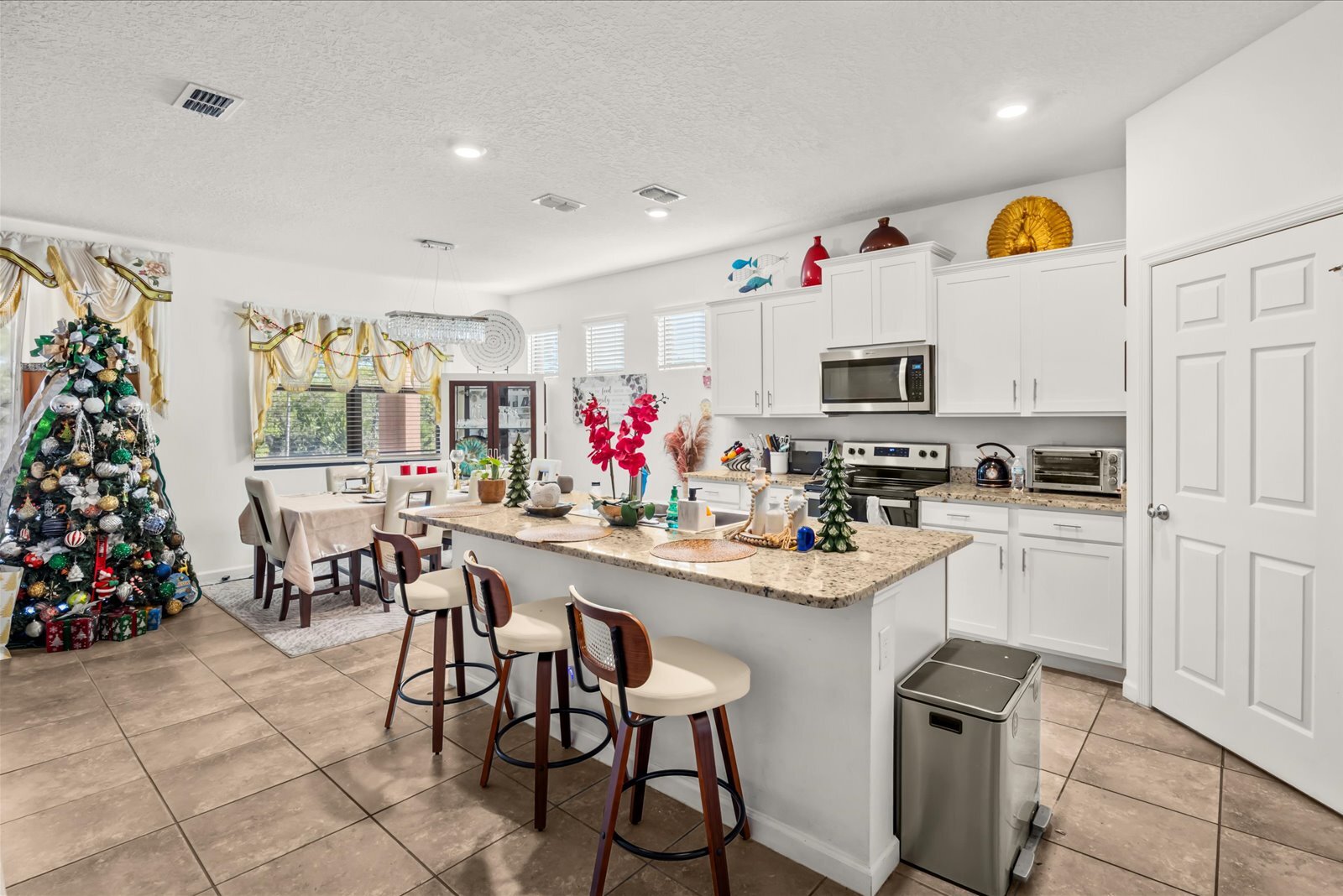 Building Photo - 6545 NW Oaklawn Way