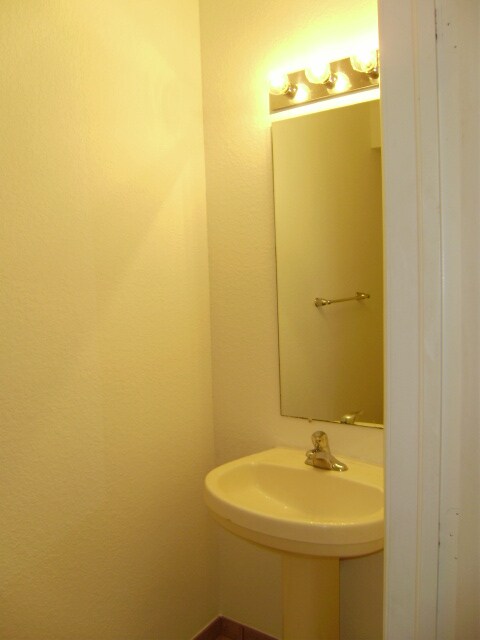 Building Photo - 2026 Nassau Dr