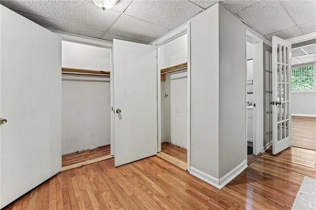 Building Photo - 3084 Green Valley Dr