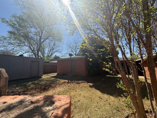 Building Photo - PRE LEASING for Fall 2026! 5 bedroom 3 bath Home!