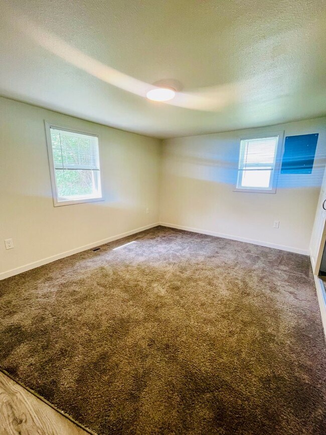 Building Photo - Pet friendly 1 bedroom house
