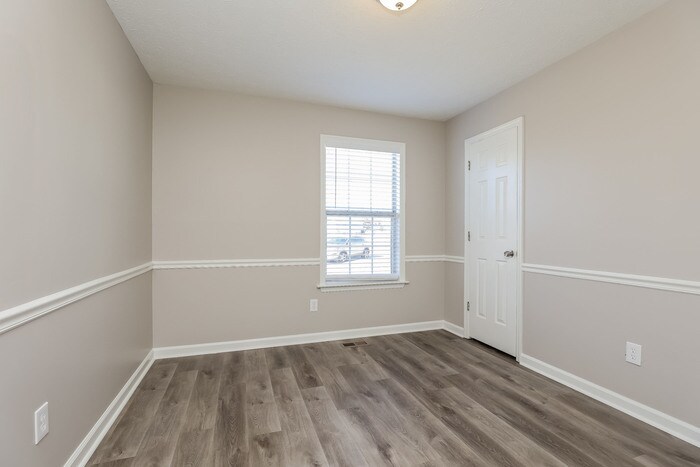 Building Photo - 805 Park Ct S