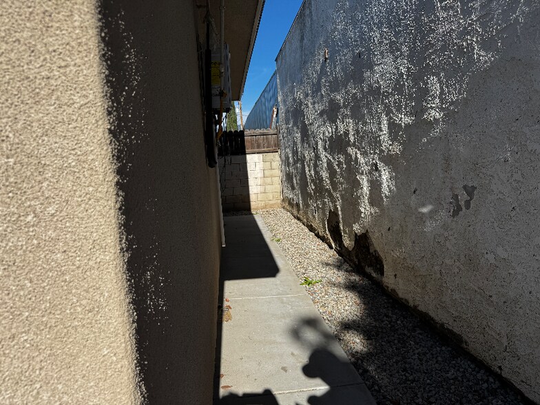 Building Photo - 282 E 2nd St