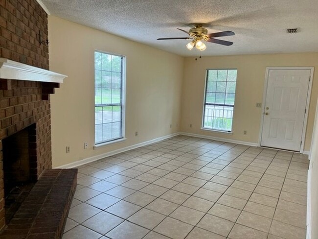 Building Photo - 3x2 Cottage Style Duplex, South Murfreesboro