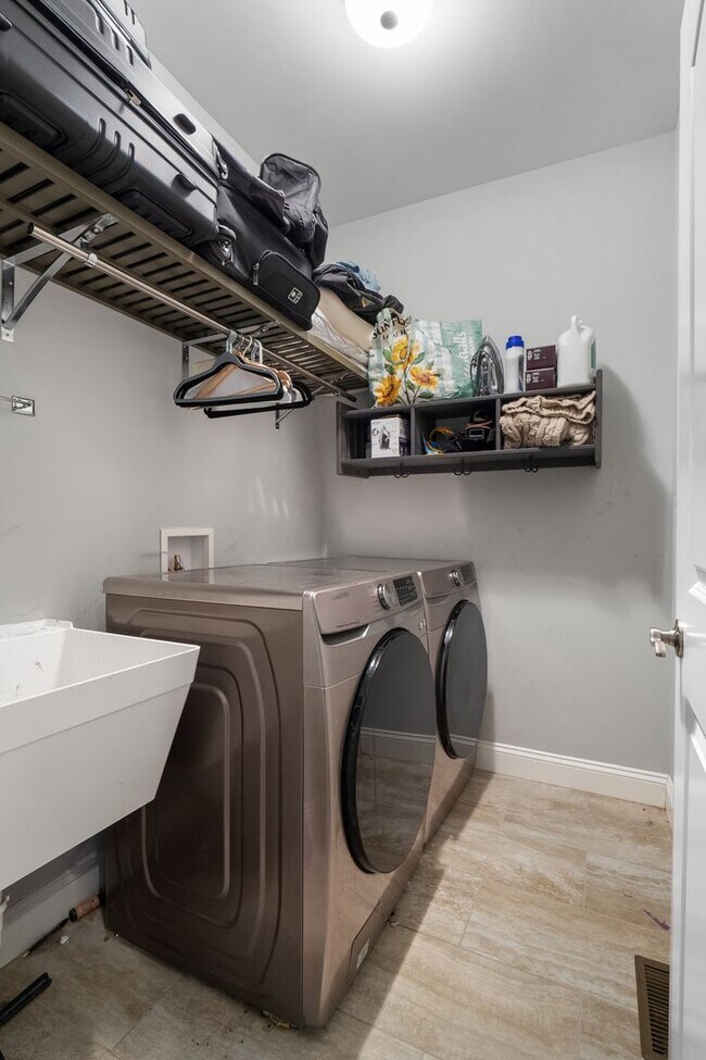 Building Photo - Stunning 4-bedroom, 2.5-bathroom rental of...