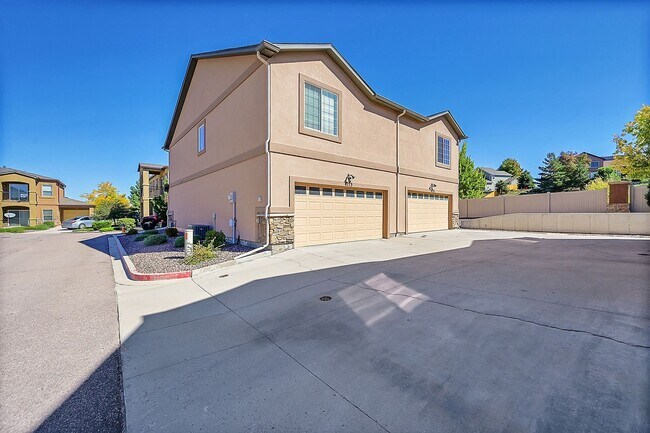 Building Photo - 3 bed 3 bath townhome in gated community w...
