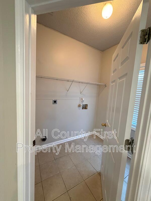 Building Photo - 2215 Lake Royale Dr