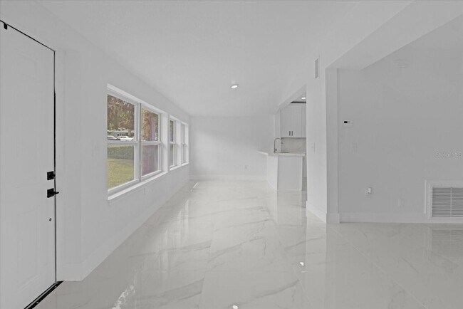 Building Photo - 5851 SE Drew Rd