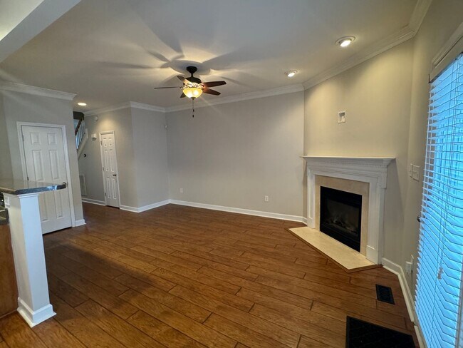 Building Photo - 2 Bedroom, 2 1/2 Bath Townhouse in Raleigh...