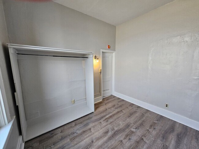 Building Photo - 221 Fir St