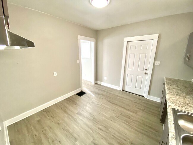 Building Photo - Newly Rehabbed Single Family in Dayton!: N...