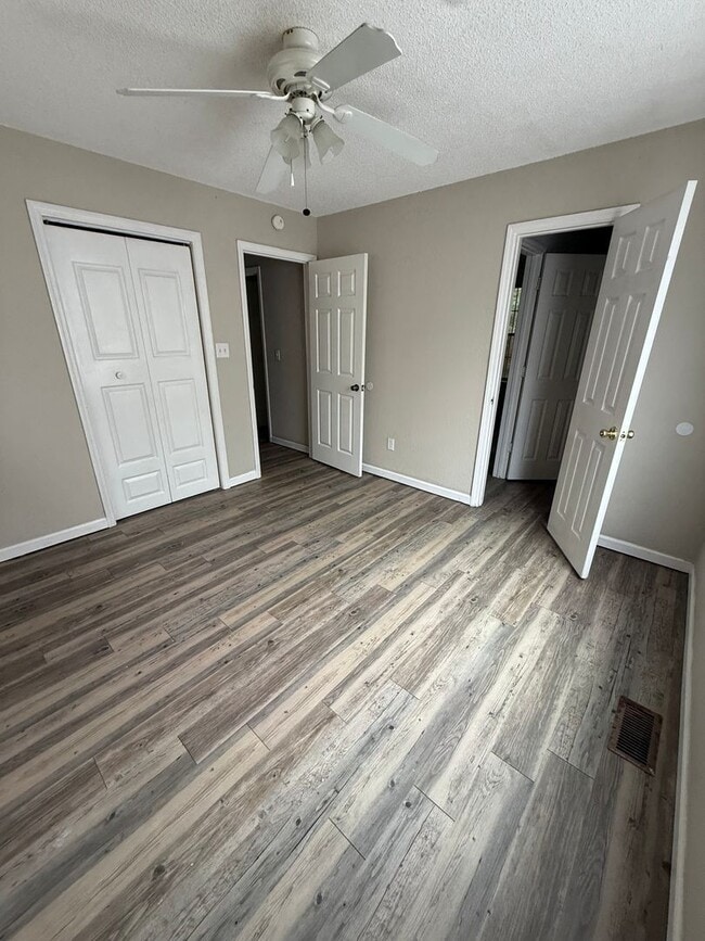 Building Photo - 3 Bed Townhouse on Nuggett Lane, available...