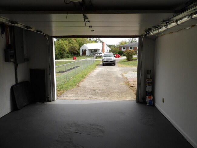 Building Photo - 102 Cedar Dr