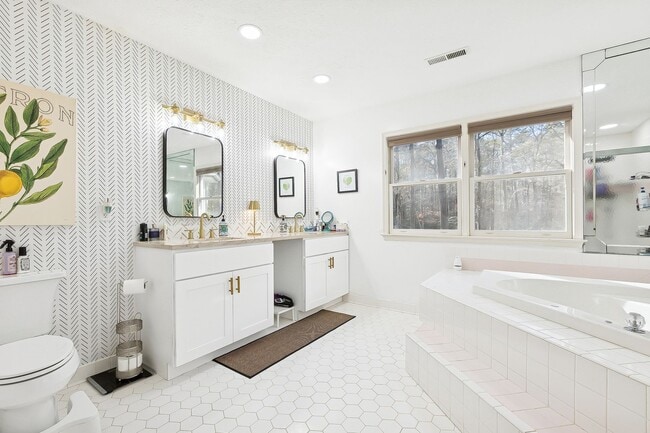 Building Photo - Move In Ready 4 Bedroom House in Yorktown!