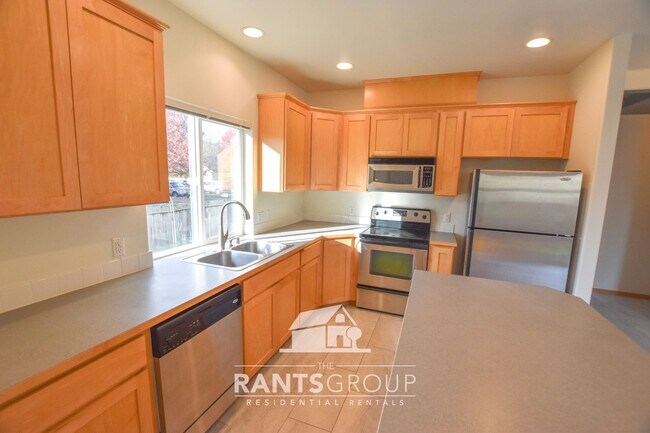 Building Photo - Spacious home in a fantastic neighborhood