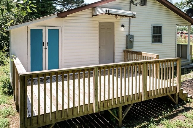 Building Photo - Three Bedroom Home!