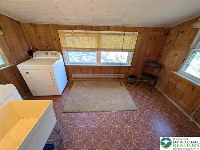 Building Photo - 3470 Rhododendron Dr