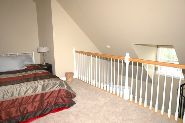Building Photo - 3059 Bellevue Way NE