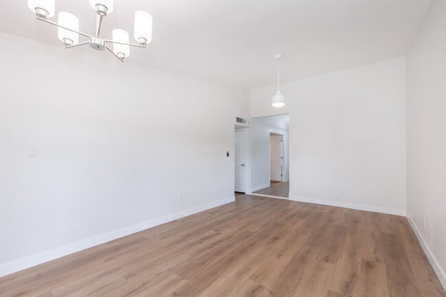 Building Photo - 2607 E Larkspur Dr