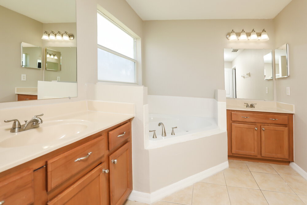 Building Photo - 2101 Woodsedge Dr