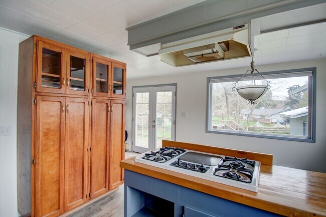 Building Photo - 3 bedroom/3 Bathroom House- In Town with Large yard